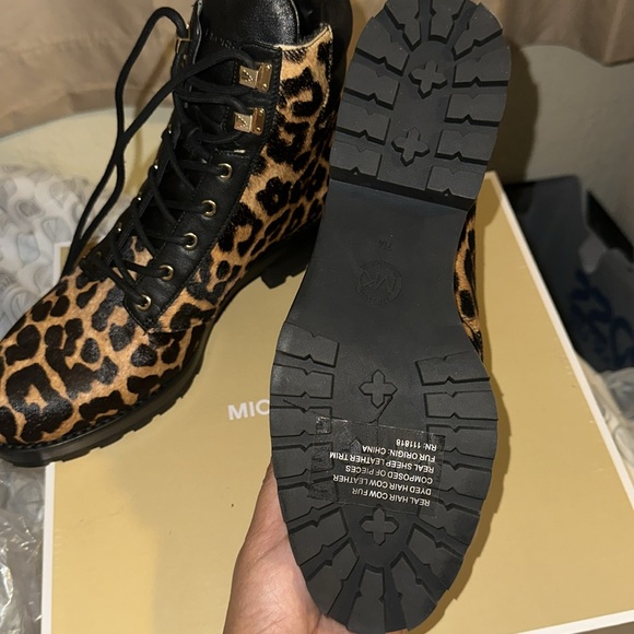 Never been used. Michael Kors Rosario Ankle Boot size 7.0 - Picture 4 of 6